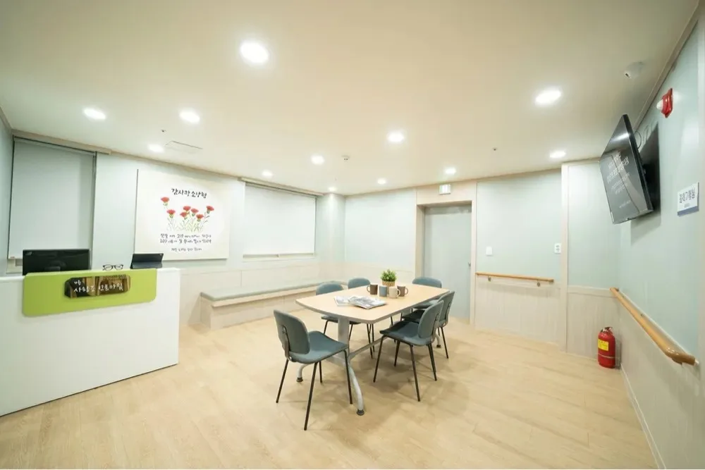 안내 데스크와 상담 테이블이 있는 인천점 상담실